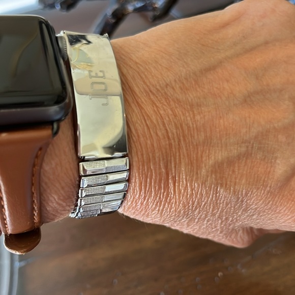 Silver Men's According Expandable Bracelet
Monogramed JOE. 70s Style Bracelet - Picture 14 of 15